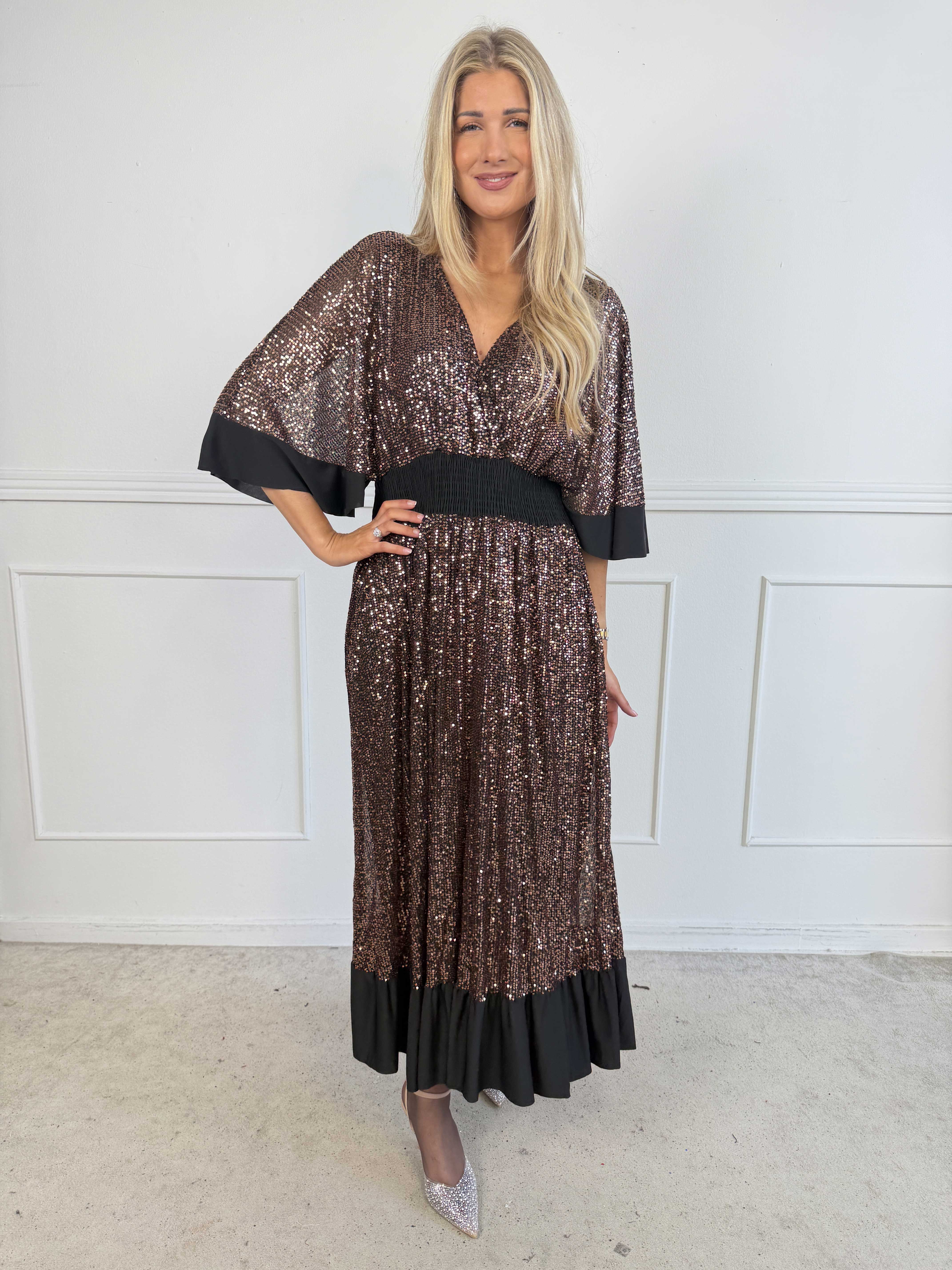 Pamela Glitter - Lang pailletkjole med flæser og smock